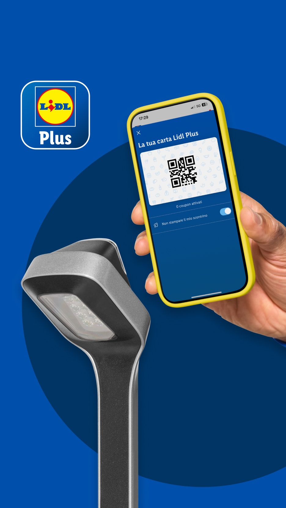 Eine Hand hält ein Smartphone mit geöffneter Lidl Plus App, neben einer modernen Straßenlaterne.