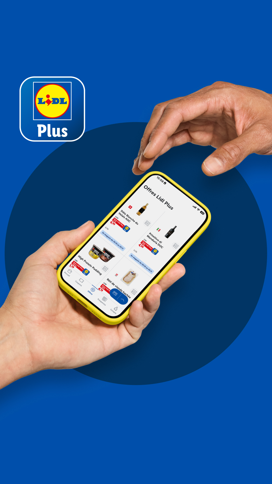 Hände halten ein Smartphone mit der Lidl Plus App, die Angebote für Wein und Pudding anzeigt.