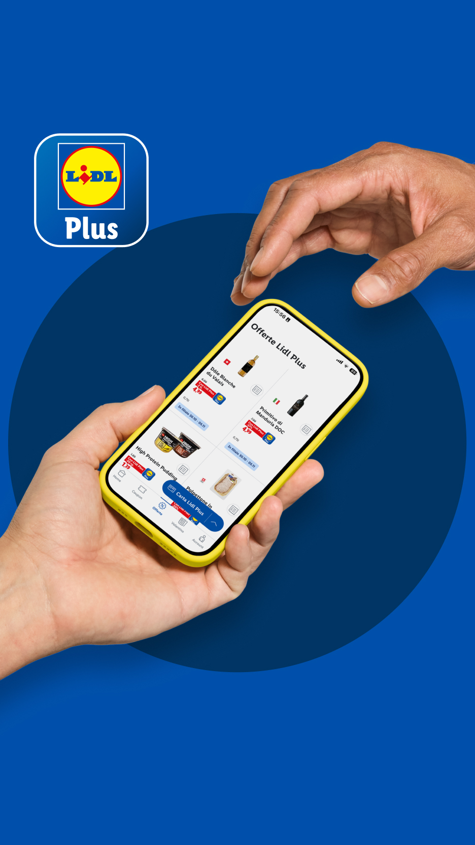 Hände halten ein Smartphone mit der Lidl Plus App, die Angebote für Wein und Pudding anzeigt.