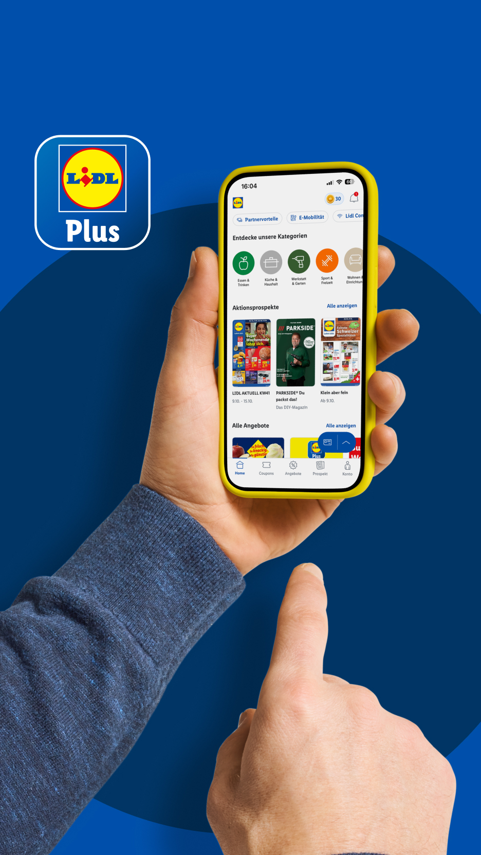 Hand hält Smartphone mit Lidl Plus App, zeigt Angebote für Essen, Haushalt, Werkstatt und Parkside-Produkte.