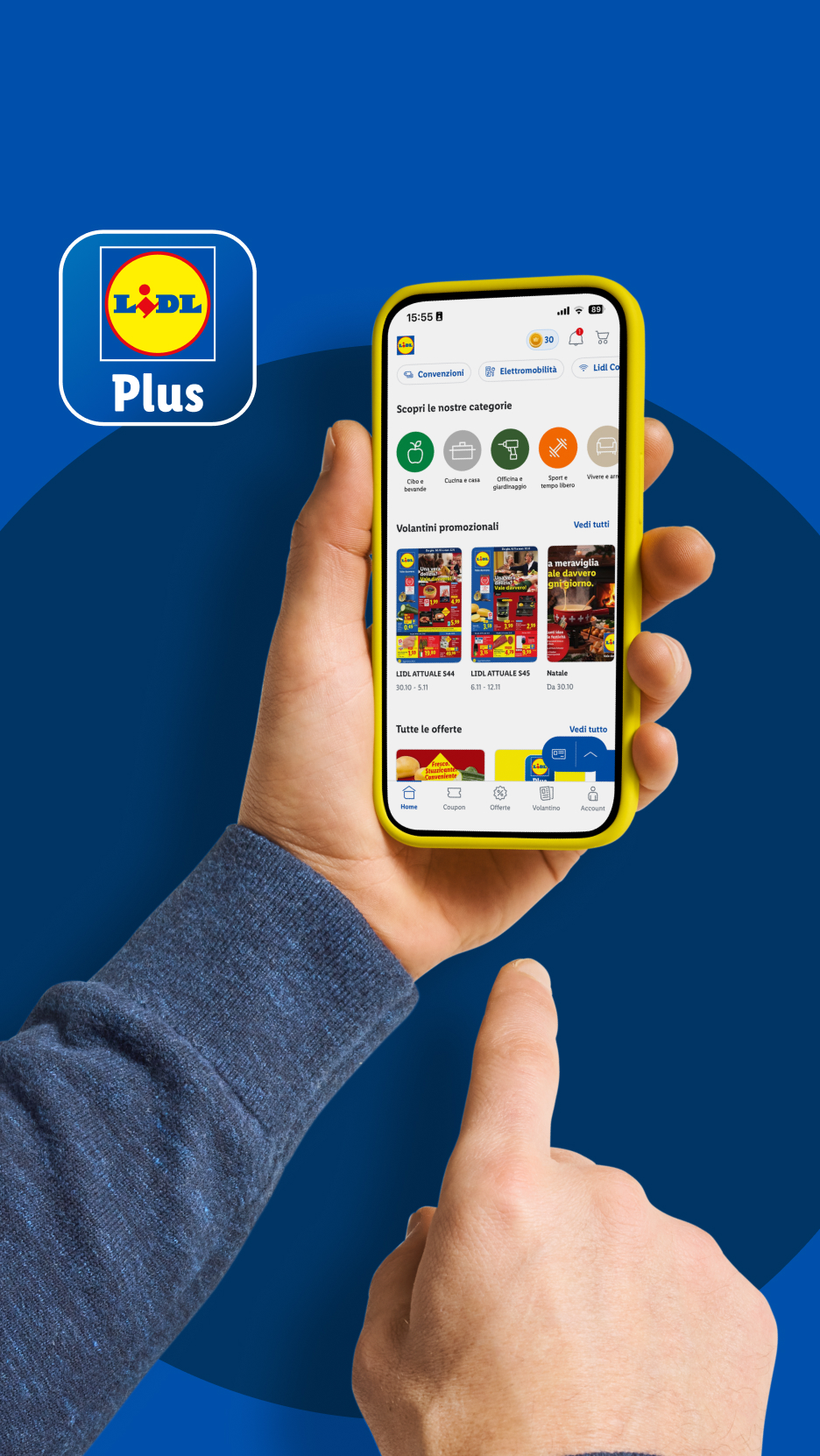 Ein Mann hält ein Smartphone mit der Lidl Plus App, die Angebote und Kategorien anzeigt.