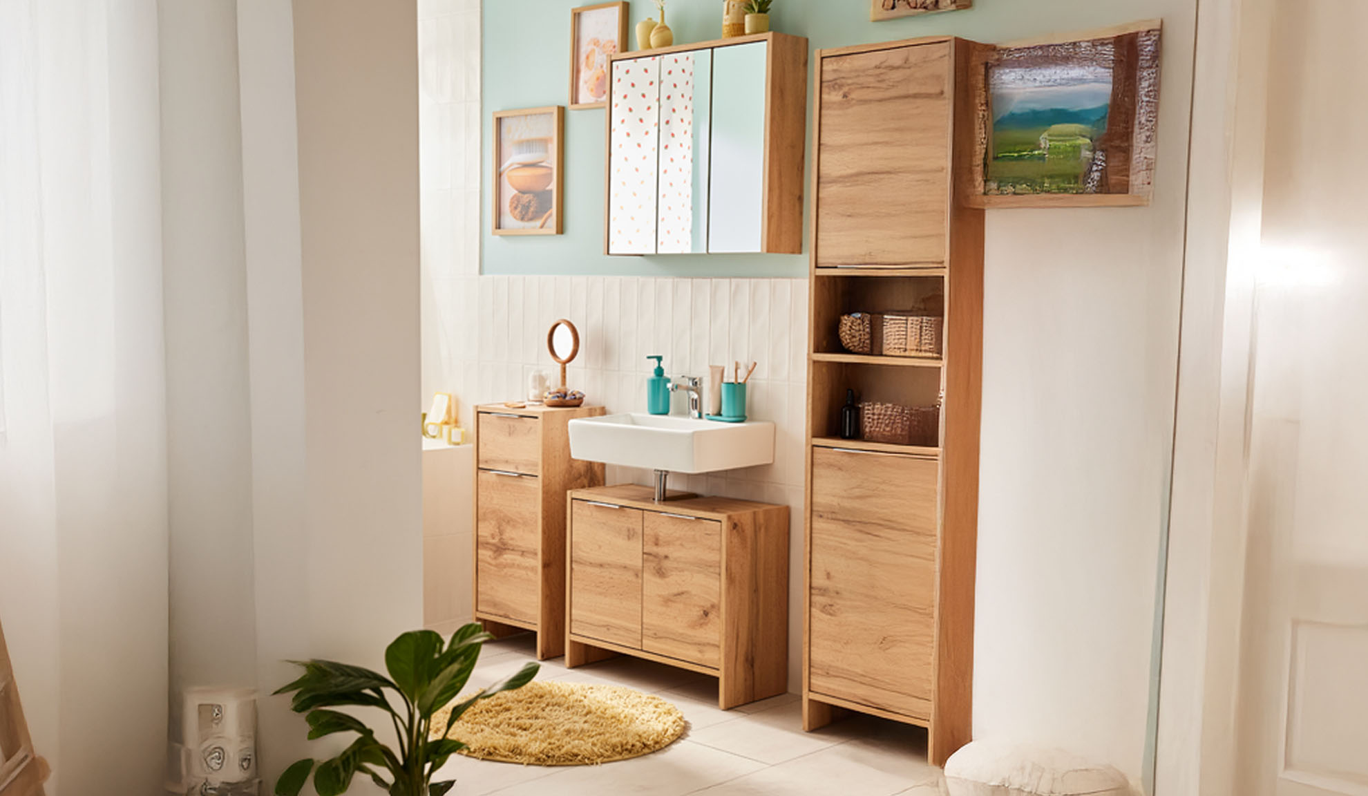 Salle de bain moderne avec meubles en bois clair, lavabo blanc et miroir mural.