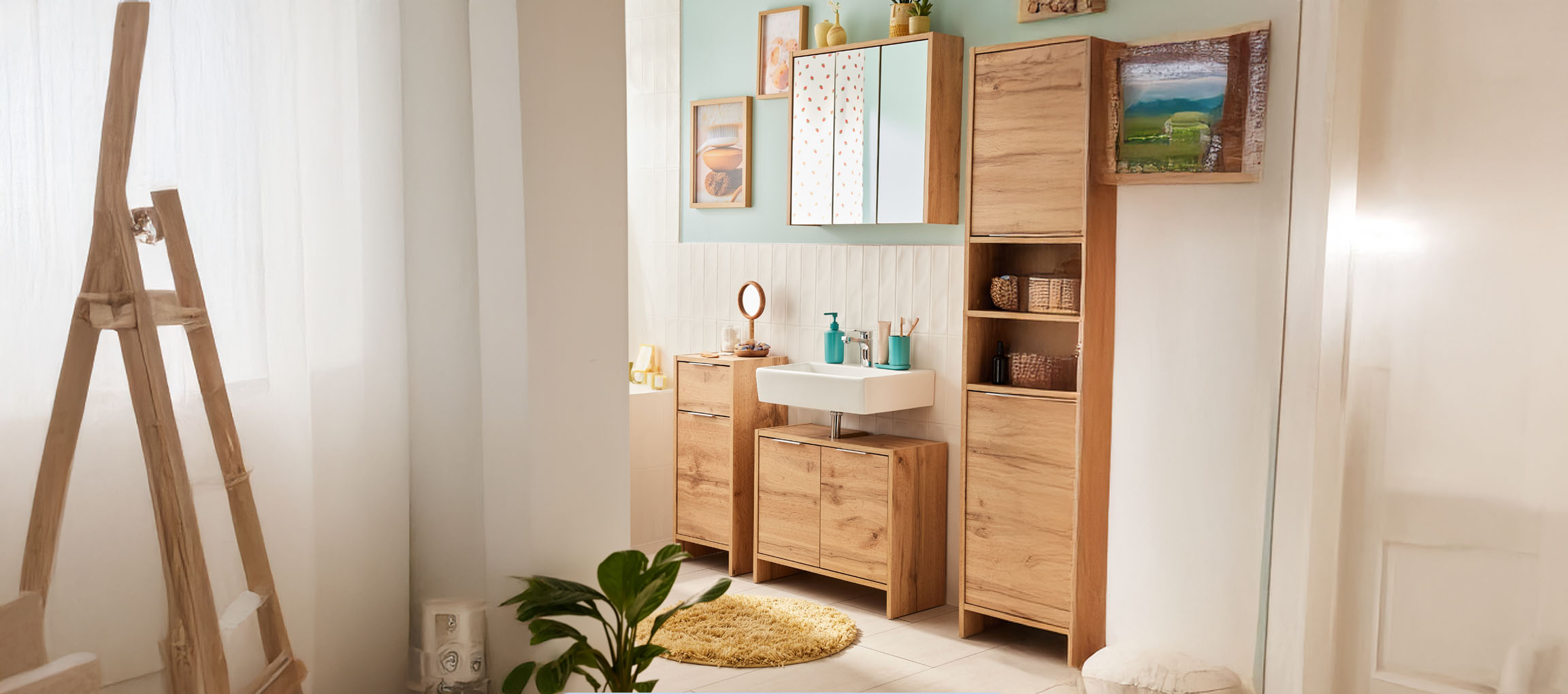 Salle de bain moderne avec meubles en bois clair, lavabo blanc et miroir.