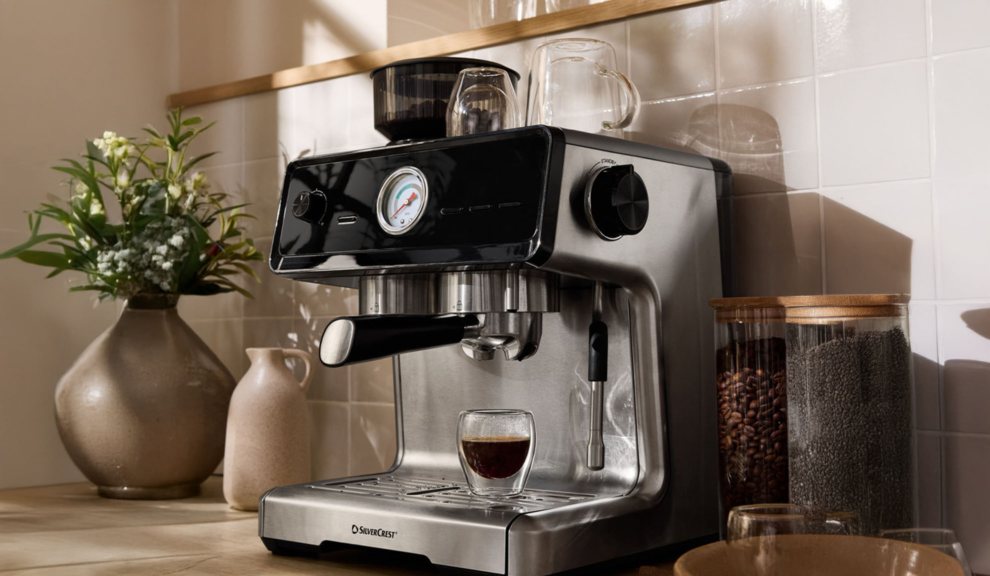 SilverCrest Espressomaschine auf einer Küchenarbeitsplatte mit Kaffeebohnen und Chiasamen.