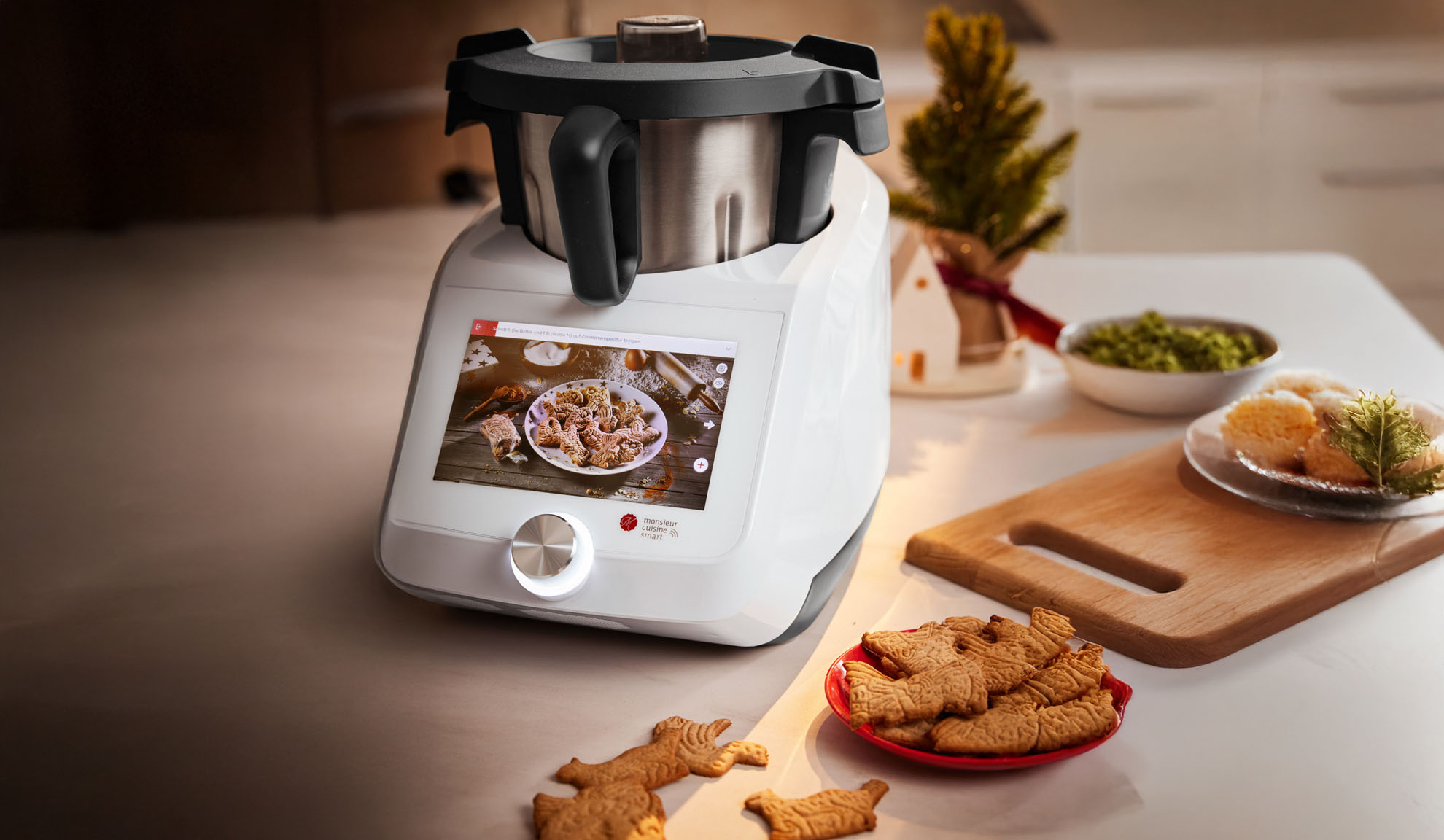 Robot de cuisine Monsieur Cuisine Smart avec écran tactile, biscuits et décorations de Noël.