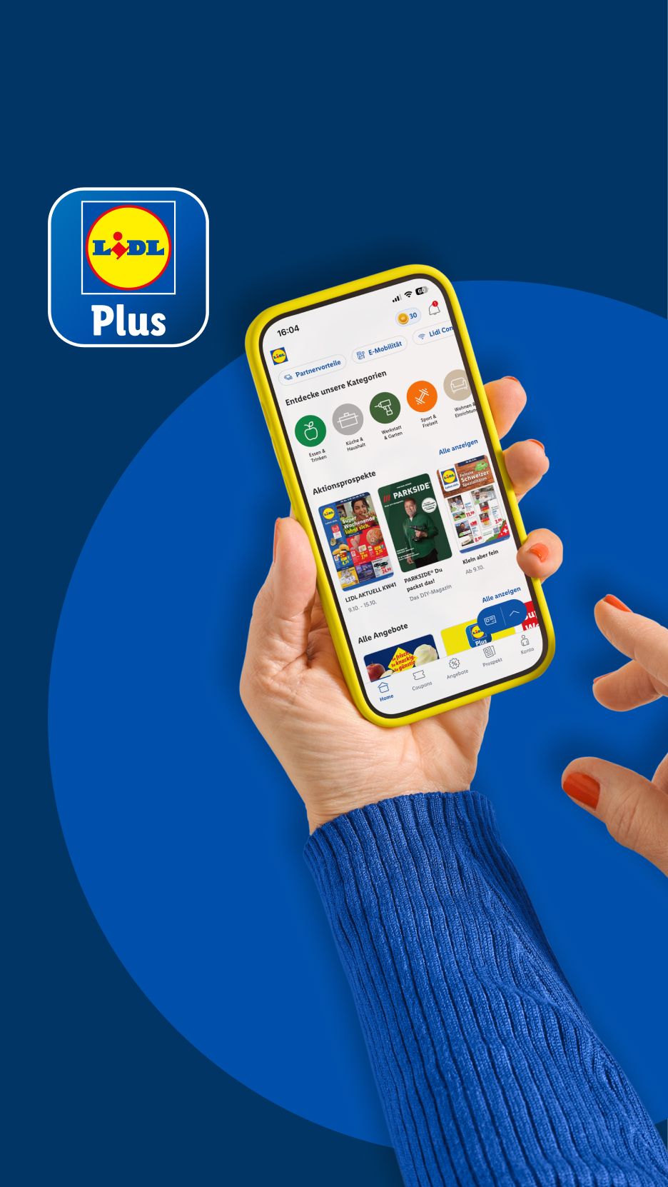 Eine Person hält ein Smartphone, das die Lidl Plus App mit Angeboten und Kategorien anzeigt.