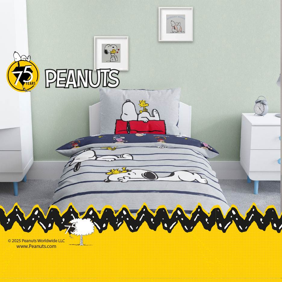 Peanuts-Bettwäsche mit Snoopy und Woodstock in einem Kinderzimmer.