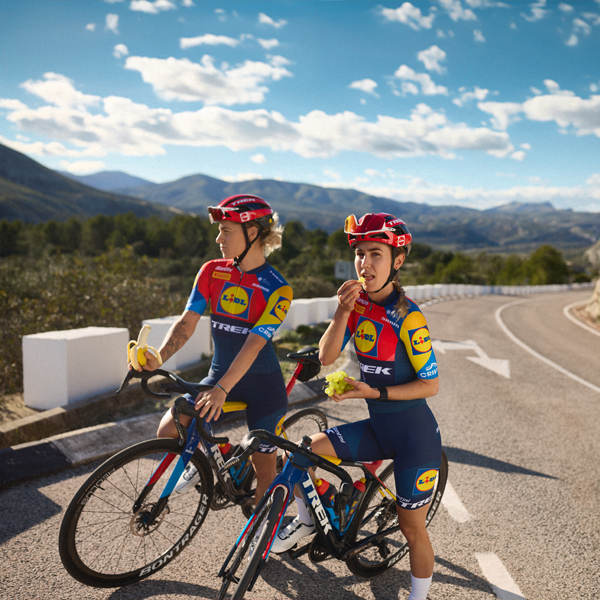 Due cicliste del team Trek-Segafredo Lidl si godono una pausa con la frutta.