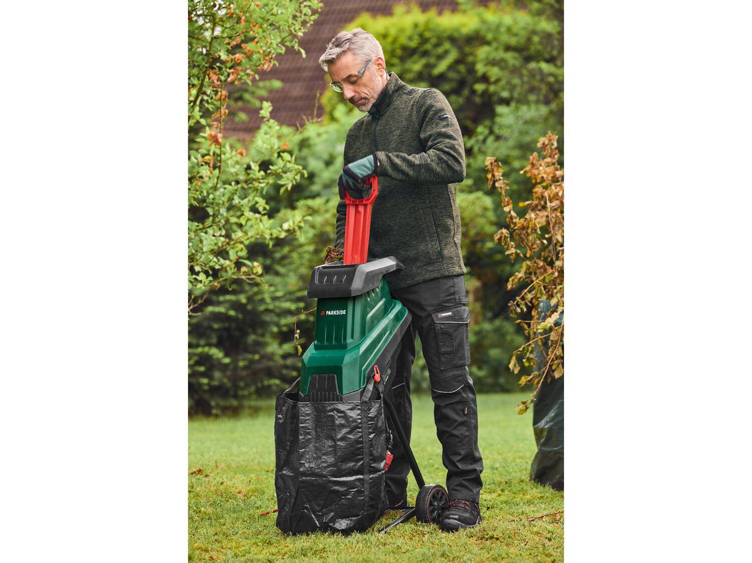 Mann benutzt einen Parkside Gartenhäcksler in einem Garten.