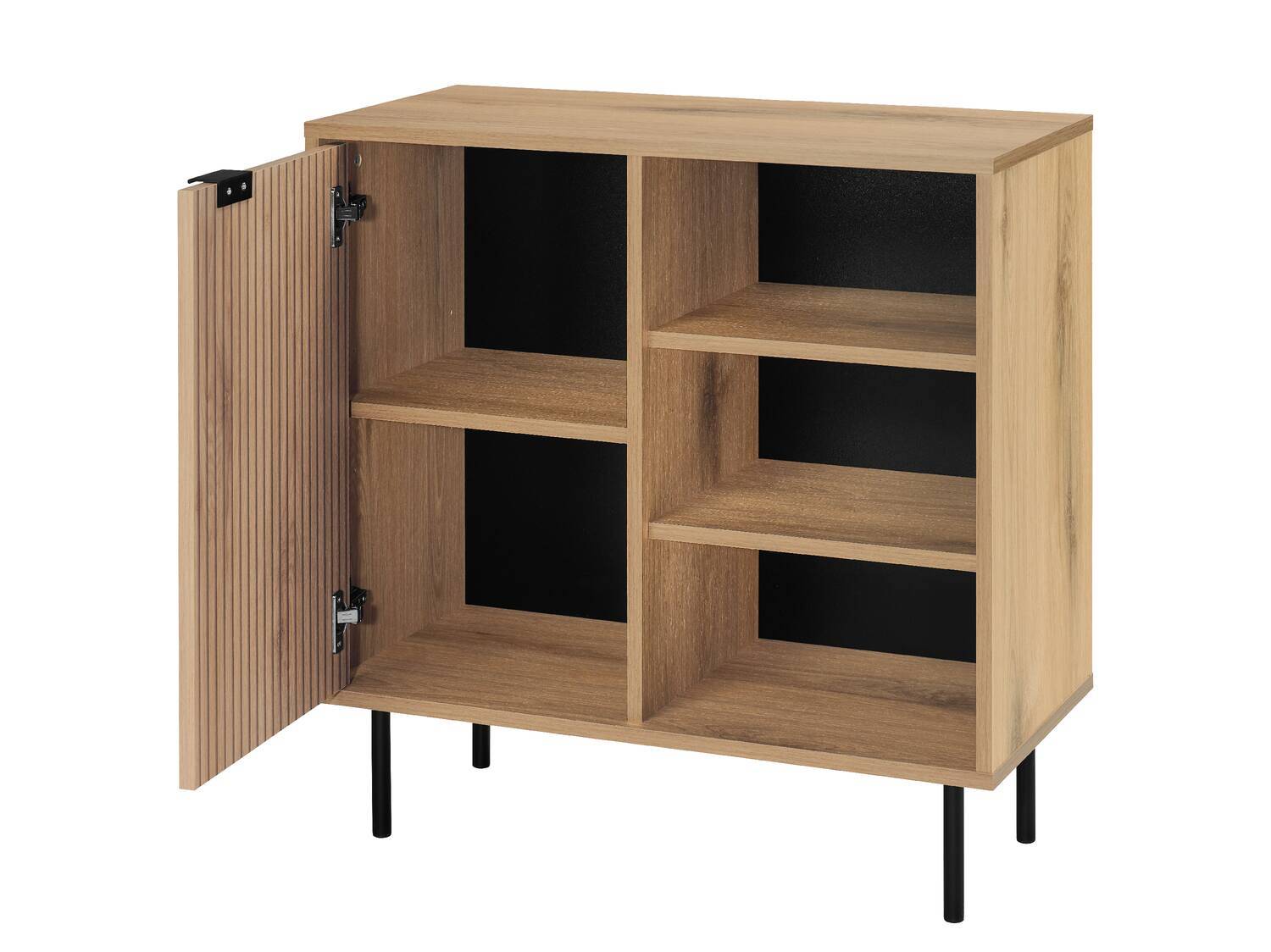 Heller Holzschrank mit geriffelter Tür und schwarzen Innenregalen, auf schlanken Beinen.