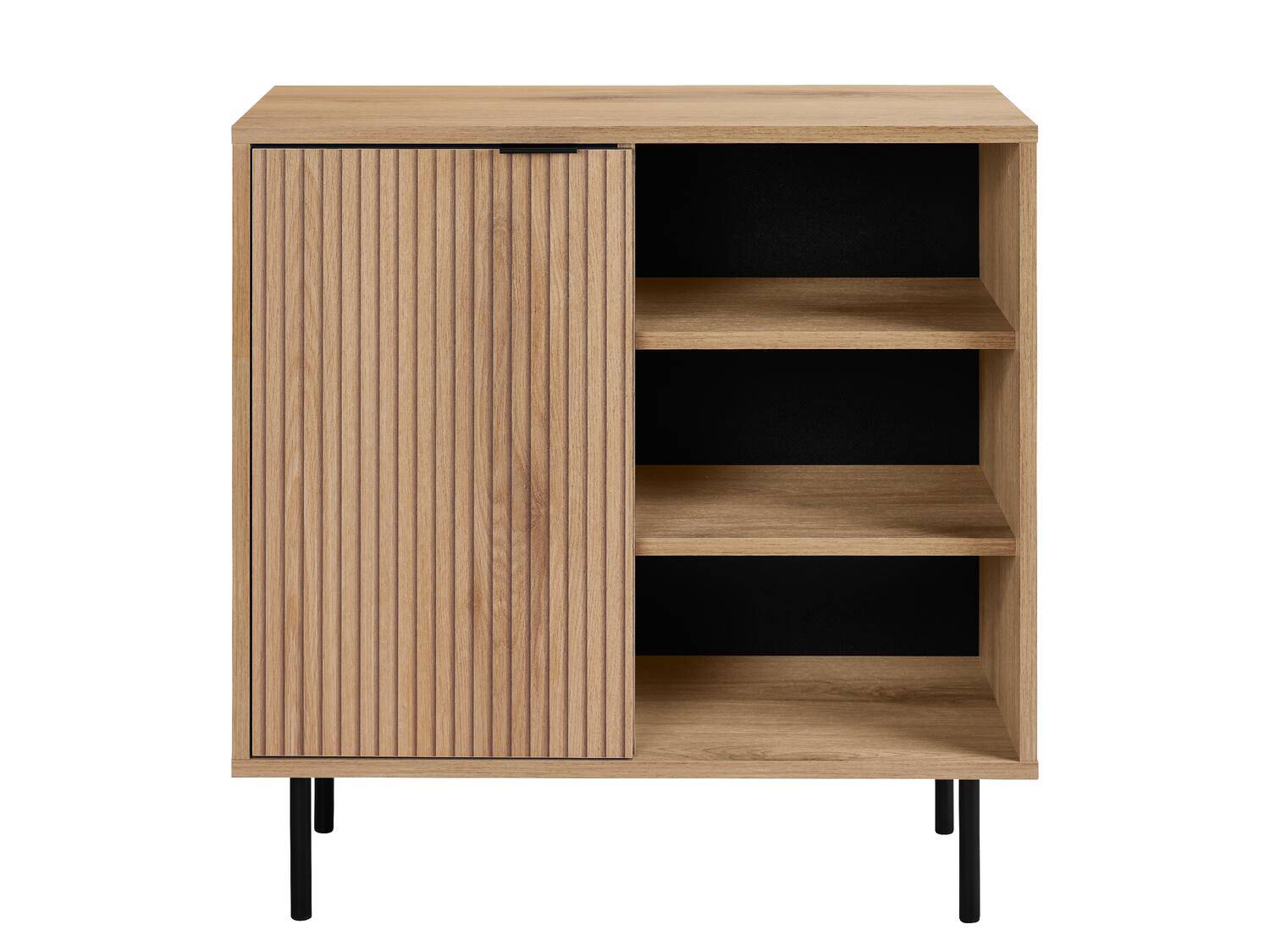 Heller Holzschrank mit geriffelter Schiebetür und offenen Regalen, auf schwarzen Beinen.
