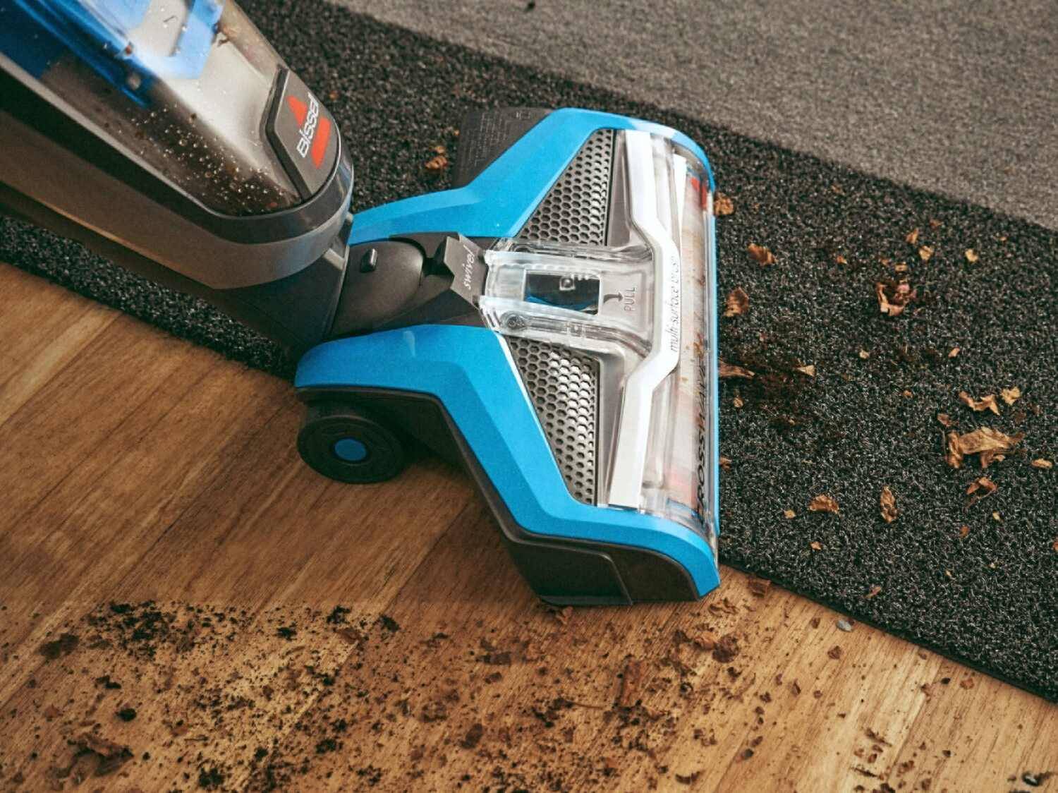 Bissell CrossWave Staubsauger reinigt Schmutz von Holzboden und Teppich.