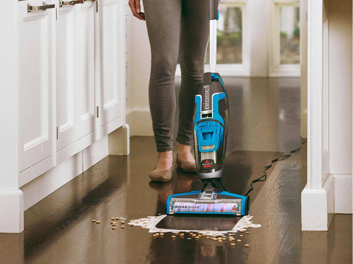 Bissell CrossWave Staubsauger reinigt verschüttetes Müsli auf Holzboden.