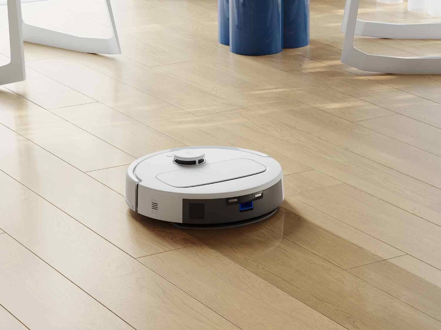 Weißer Saugroboter auf hellem Holzboden