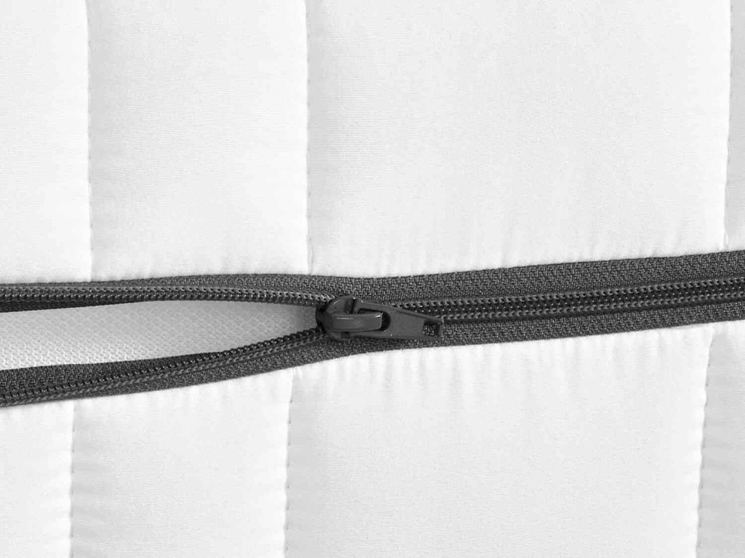 Grauer Reißverschluss auf einer weißen Matratze