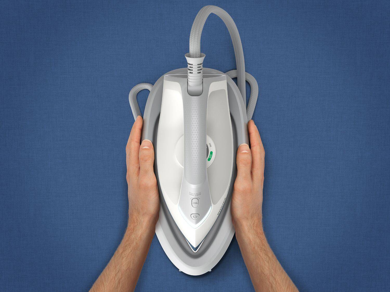 Hände halten ein Philips Dampfbügeleisen auf einem blauen Bügelbrett.