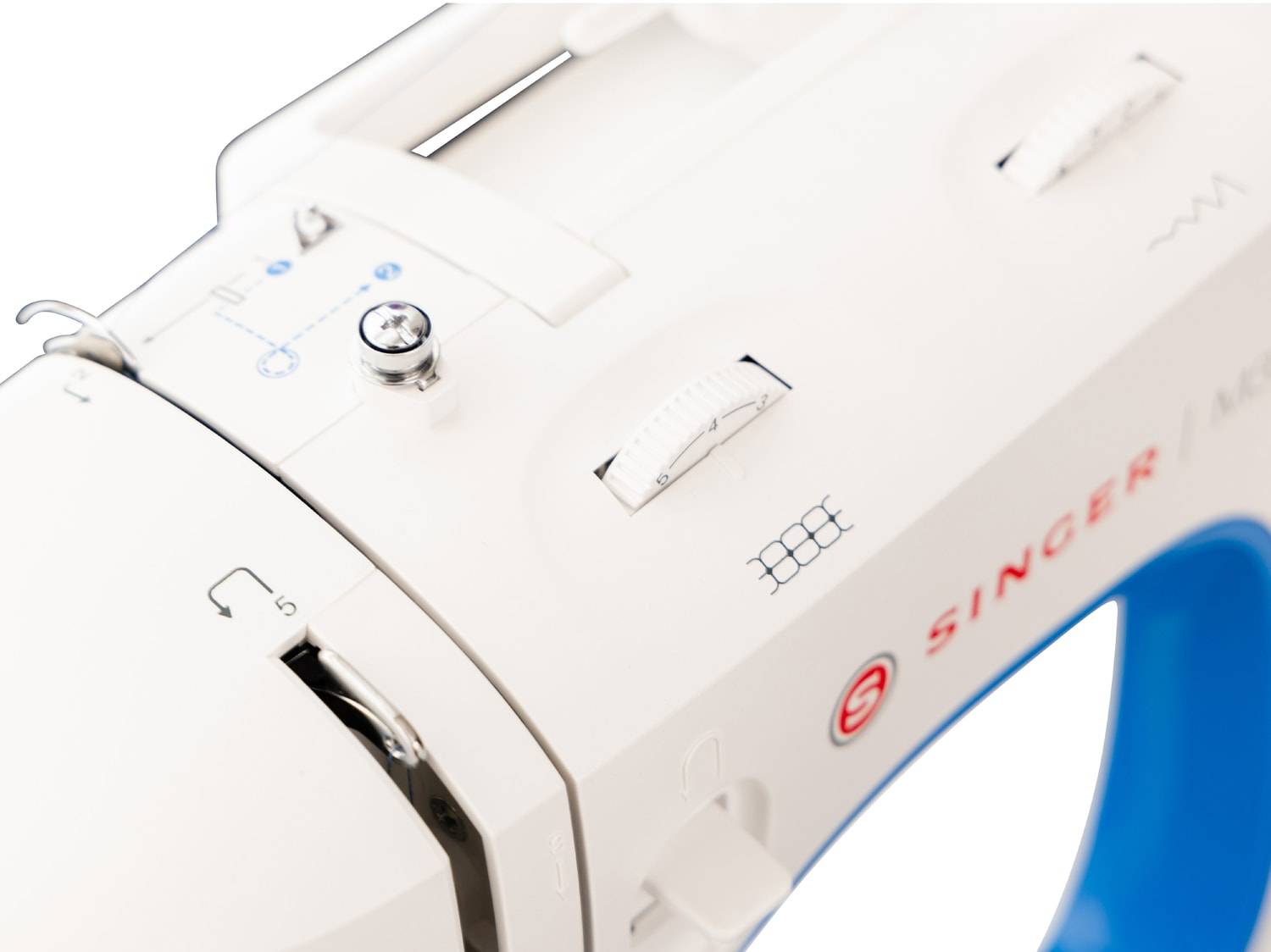 Gros plan d'une machine à coudre blanche avec des accents bleus et des molettes de réglage.