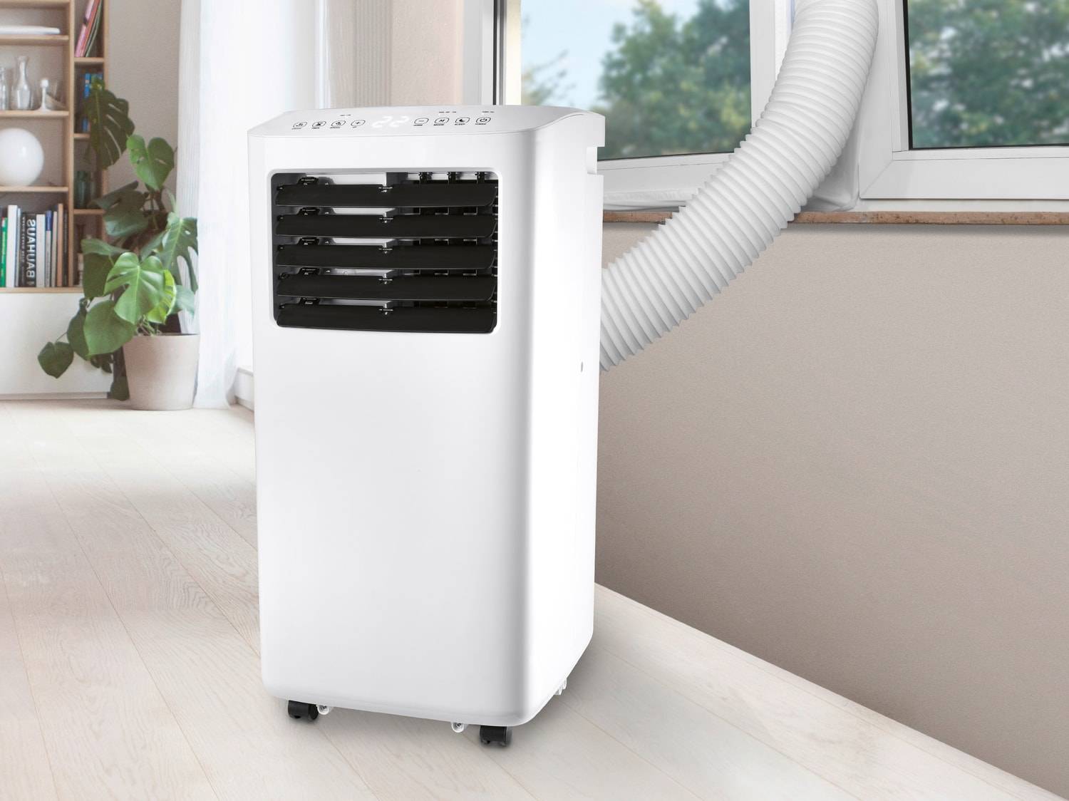 Climatiseur mobile avec tuyau d'évacuation à la fenêtre dans un salon