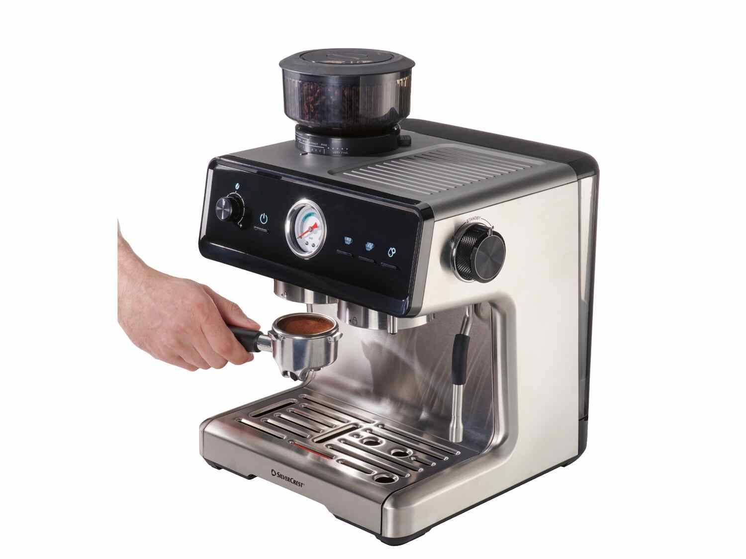 SilverCrest Espressomaschine mit integriertem Mahlwerk und gefülltem Siebträger.