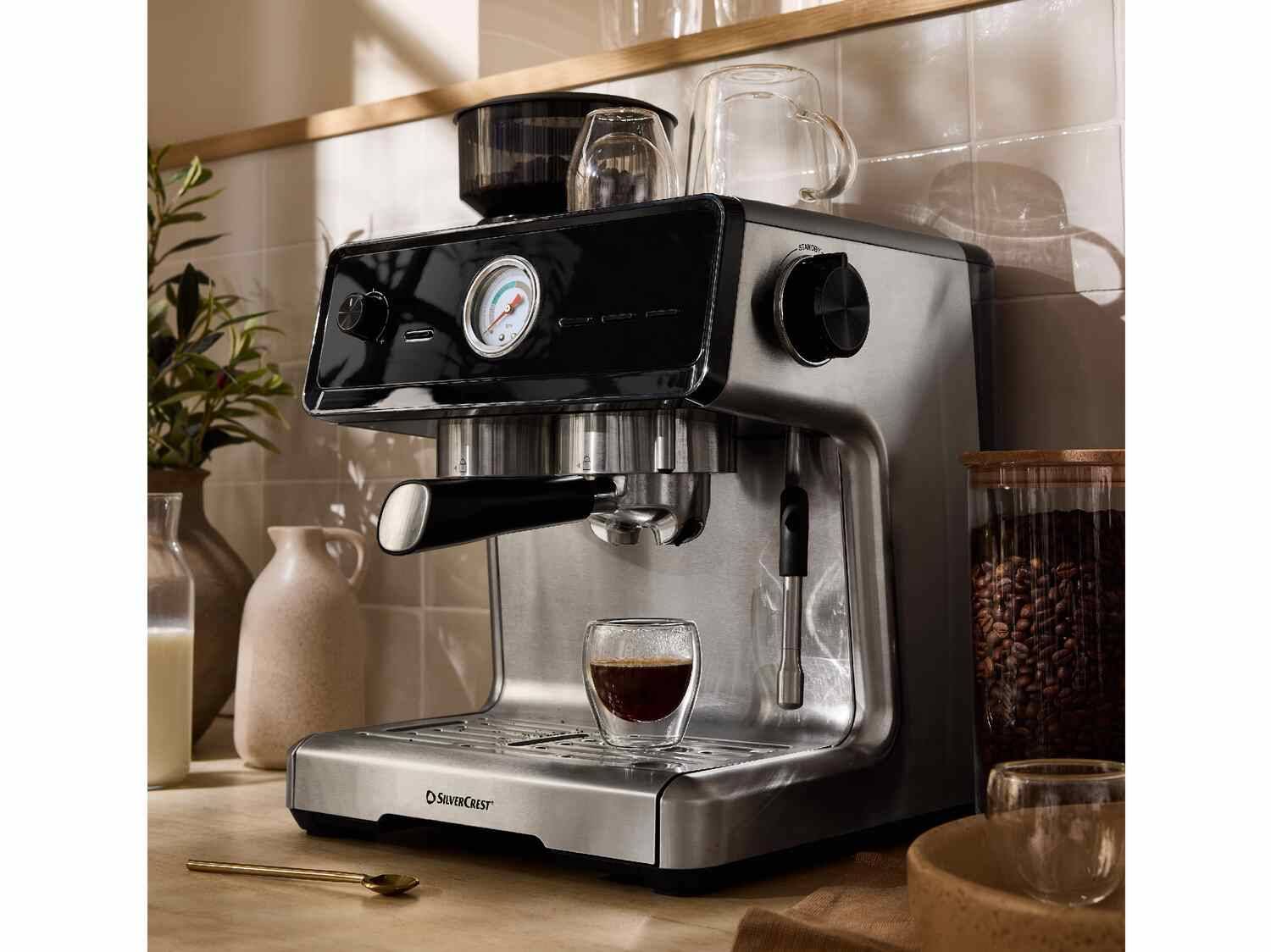 Silvercrest Espressomaschine aus Edelstahl mit einer Tasse Kaffee.