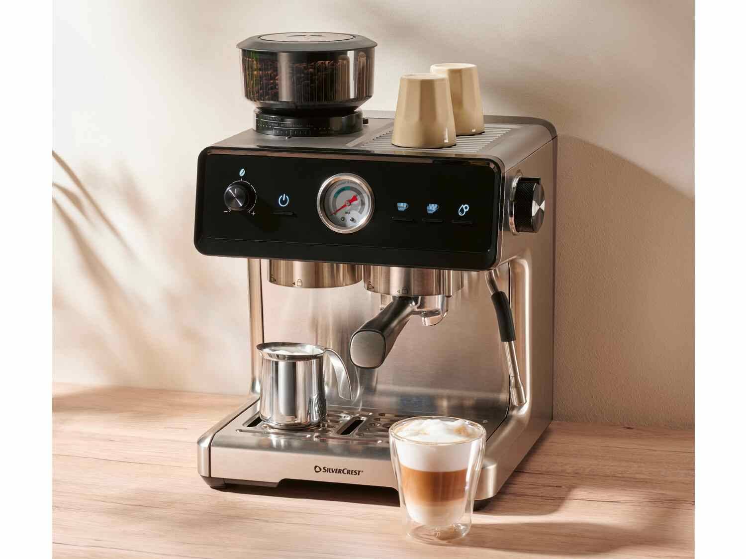 Silvercrest Espressomaschine mit integrierter Kaffeemühle, Tassen und Latte Macchiato.