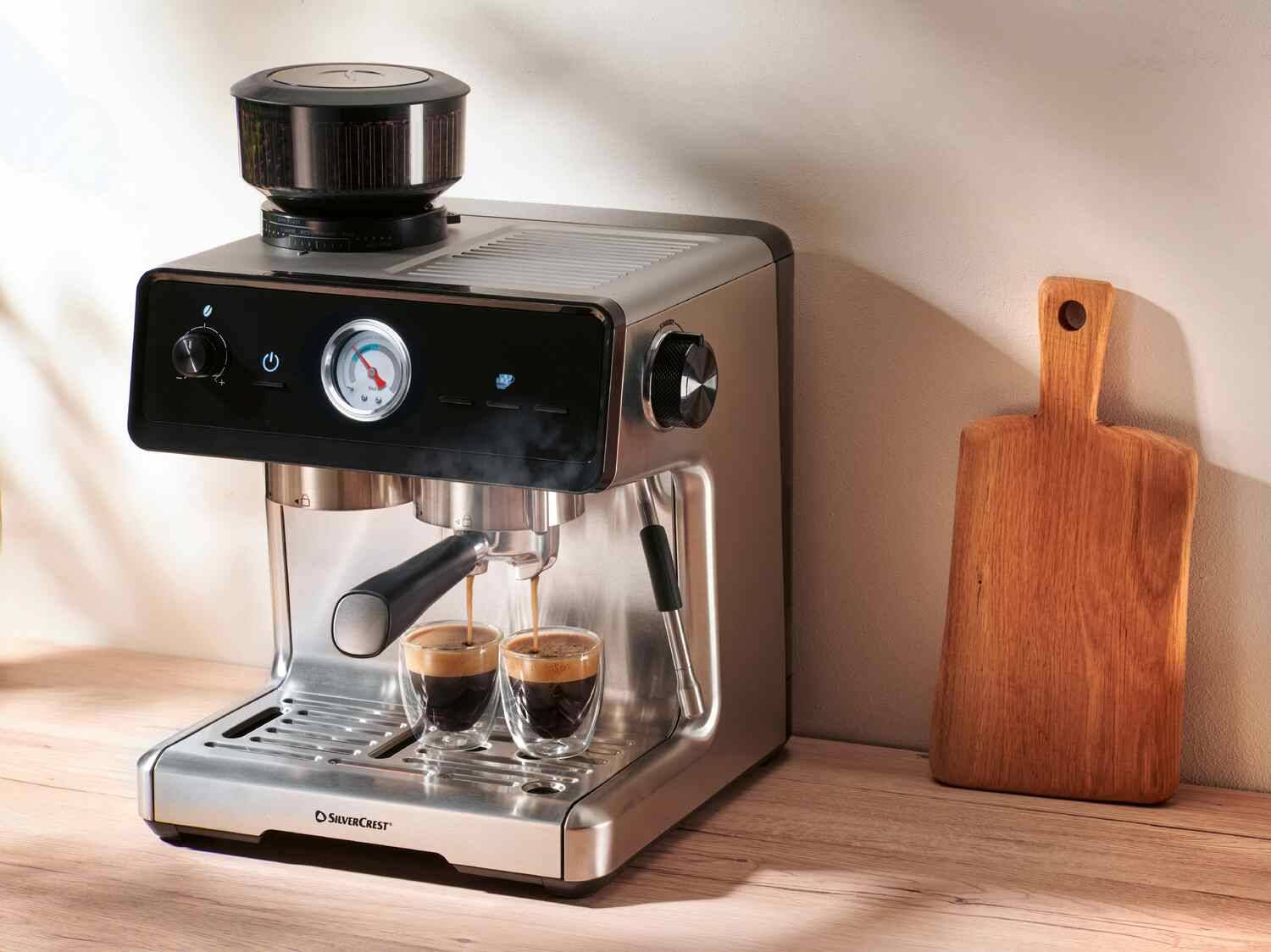 SilverCrest Espressomaschine mit integrierter Mühle, die zwei Kaffees in Gläser füllt.