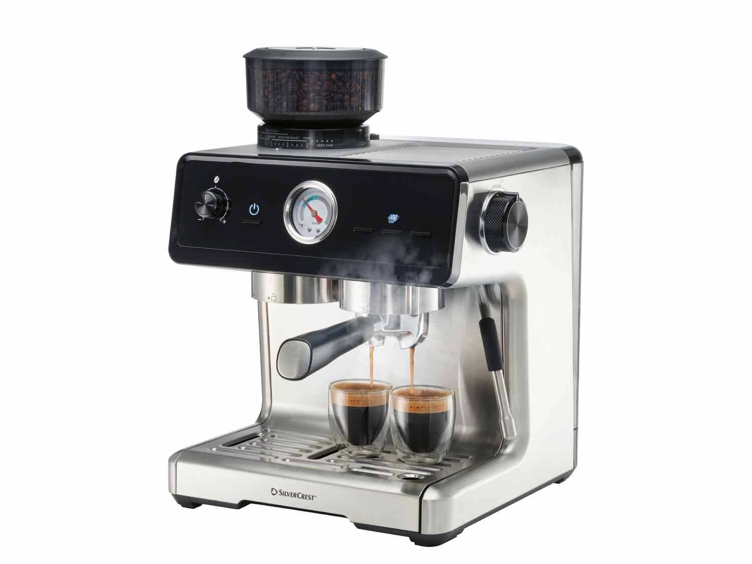 Silvercrest Espressomaschine mit integrierter Mühle, die zwei Kaffees zubereitet.