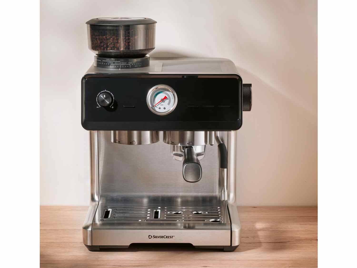 Silvercrest Espressomaschine mit integrierter Kaffeemühle auf einer Holztheke.