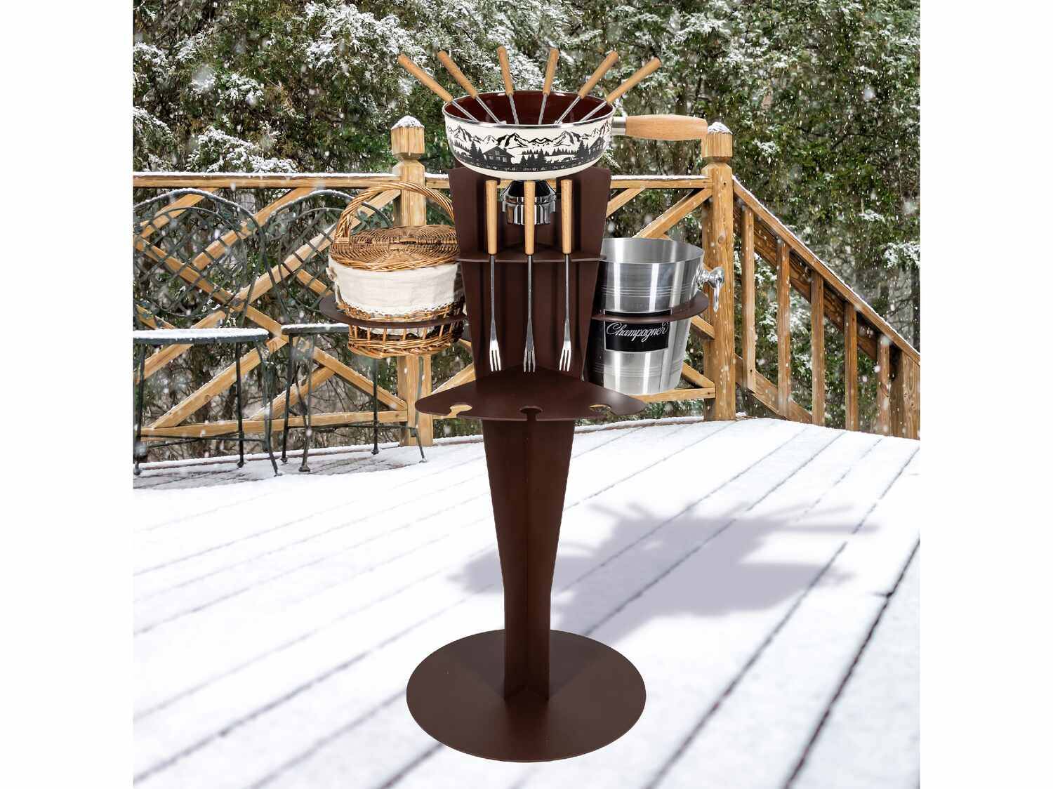Supporto per fonduta da esterno con cesto e secchiello per champagne su un ponte innevato.
