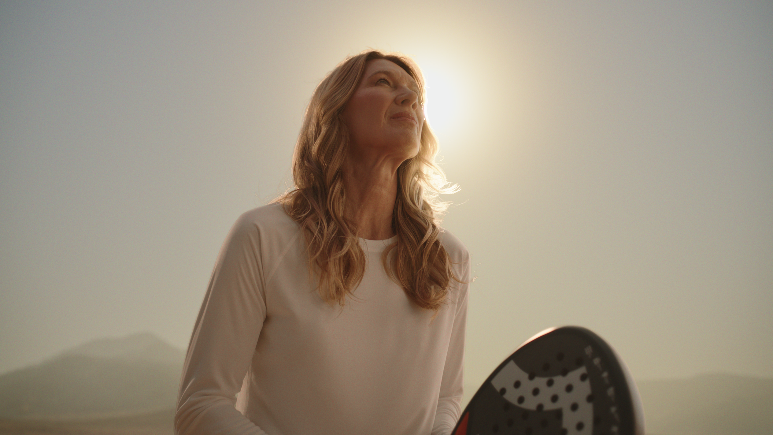 Generato da IA - Stefanie Graf in maglietta sportiva con racchetta da padel