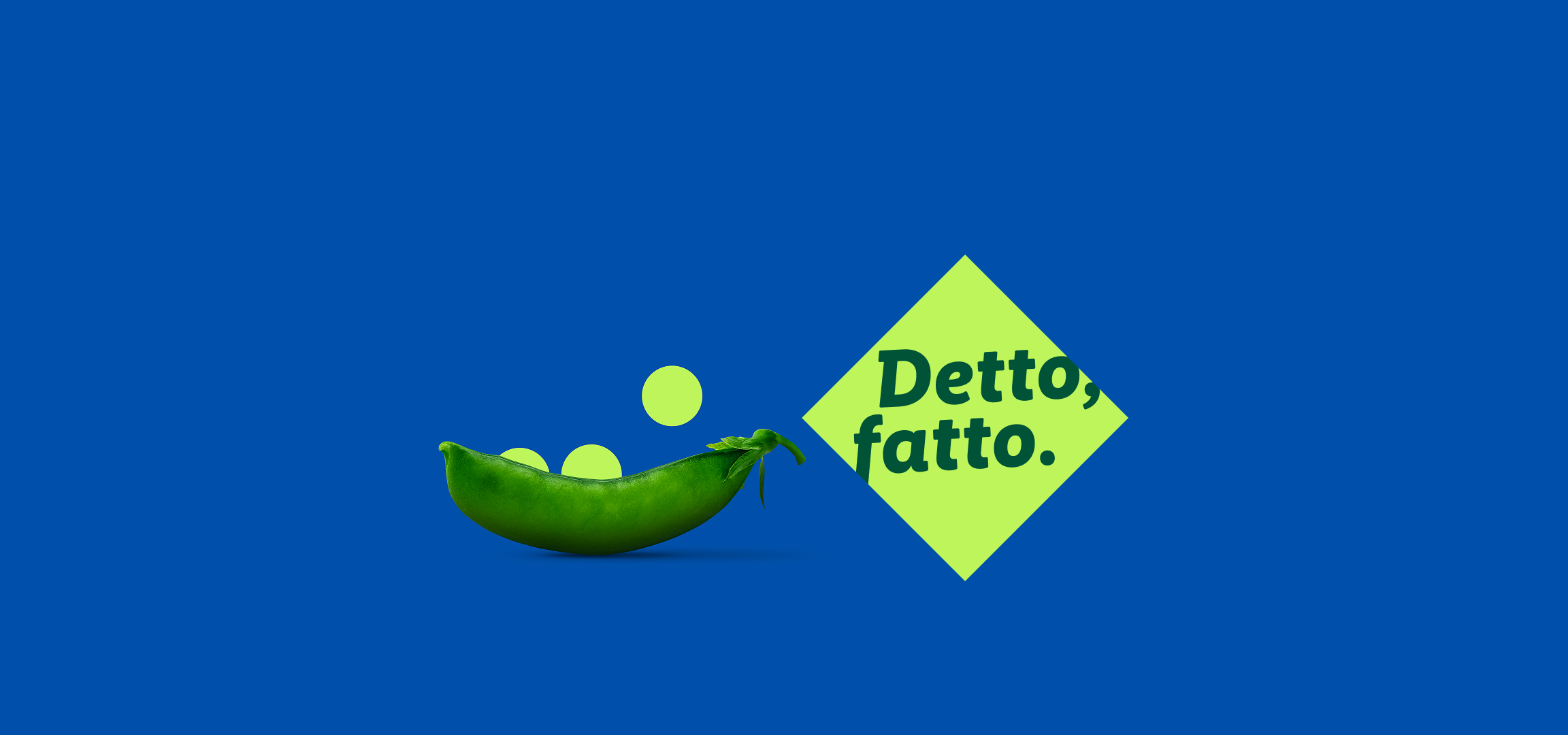 Un baccello di pisello verde su sfondo blu con la scritta 'Detto, fatto.'