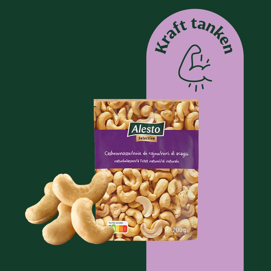 Beutel mit naturbelassenen Cashewnüssen und der Aufschrift „Kraft tanken“.