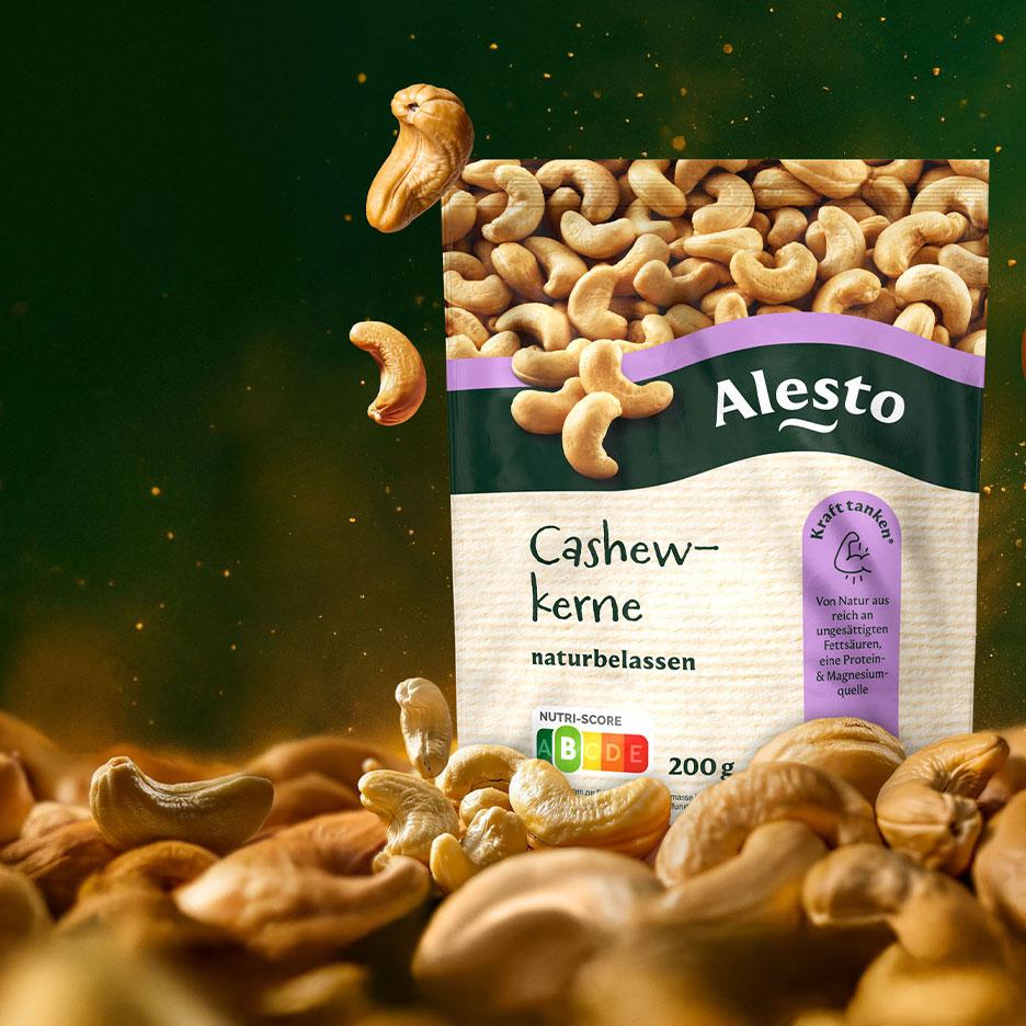 Packung Cashewkerne mit der Aufschrift „Cashew-kerne naturbelassen“ und Nährwertangaben.