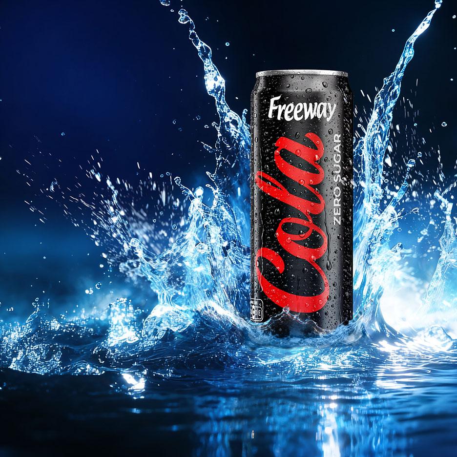 Schwarze Limonadendose mit rotem Text, spritzend im Wasser vor dunklem blauem Hintergrund.