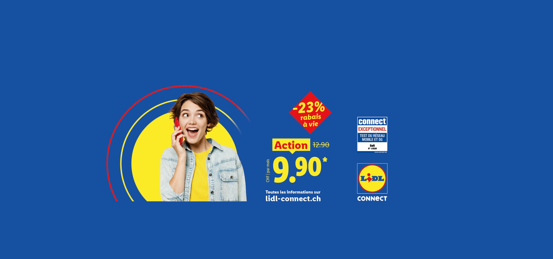 Femme souriante au téléphone, avec offre de téléphonie mobile à 9.90 CHF par mois et 23% de réduction.