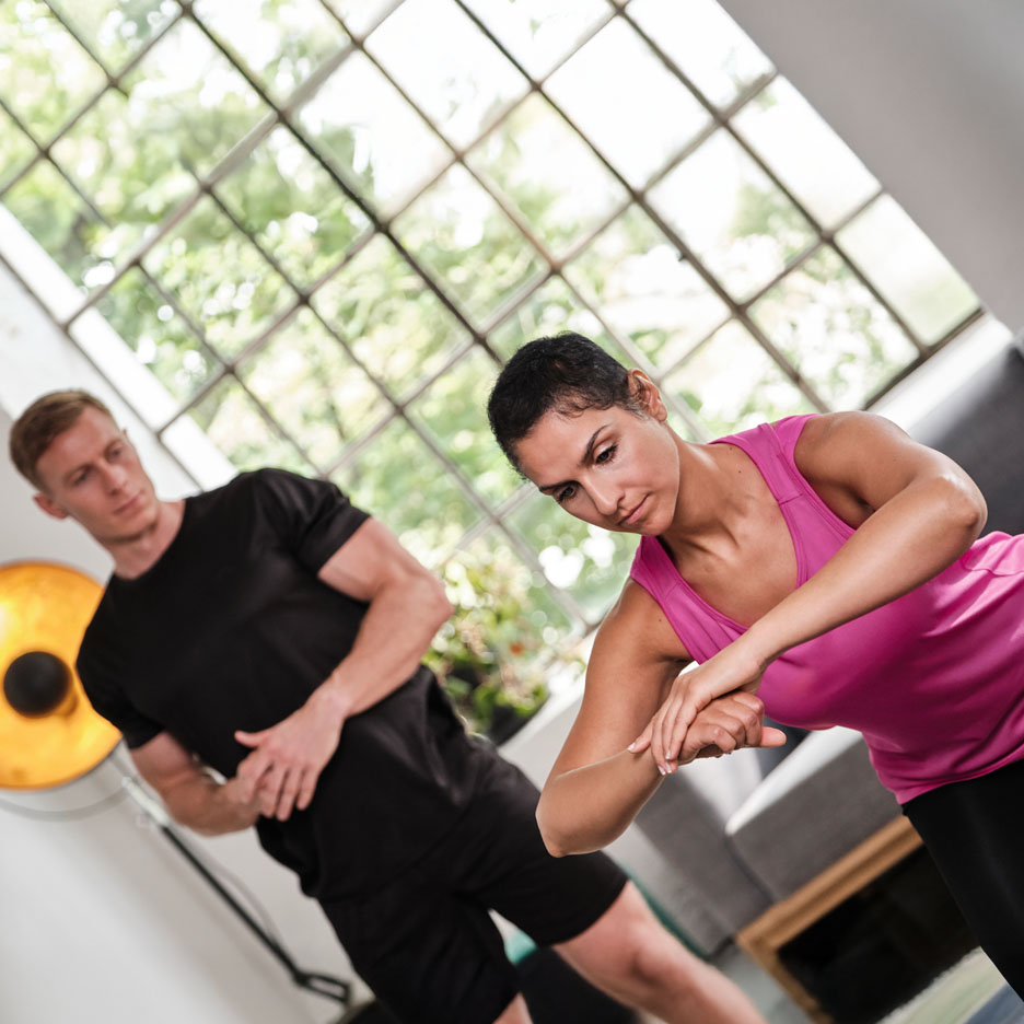 Donna che si allena con un personal trainer.