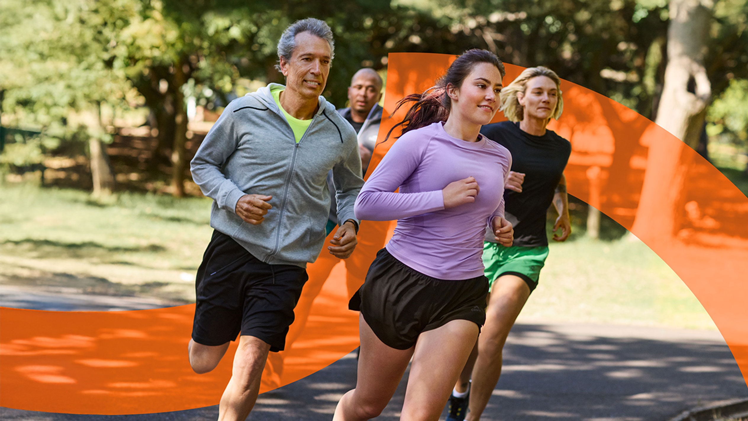 Des coureurs faisant du sport en plein air.