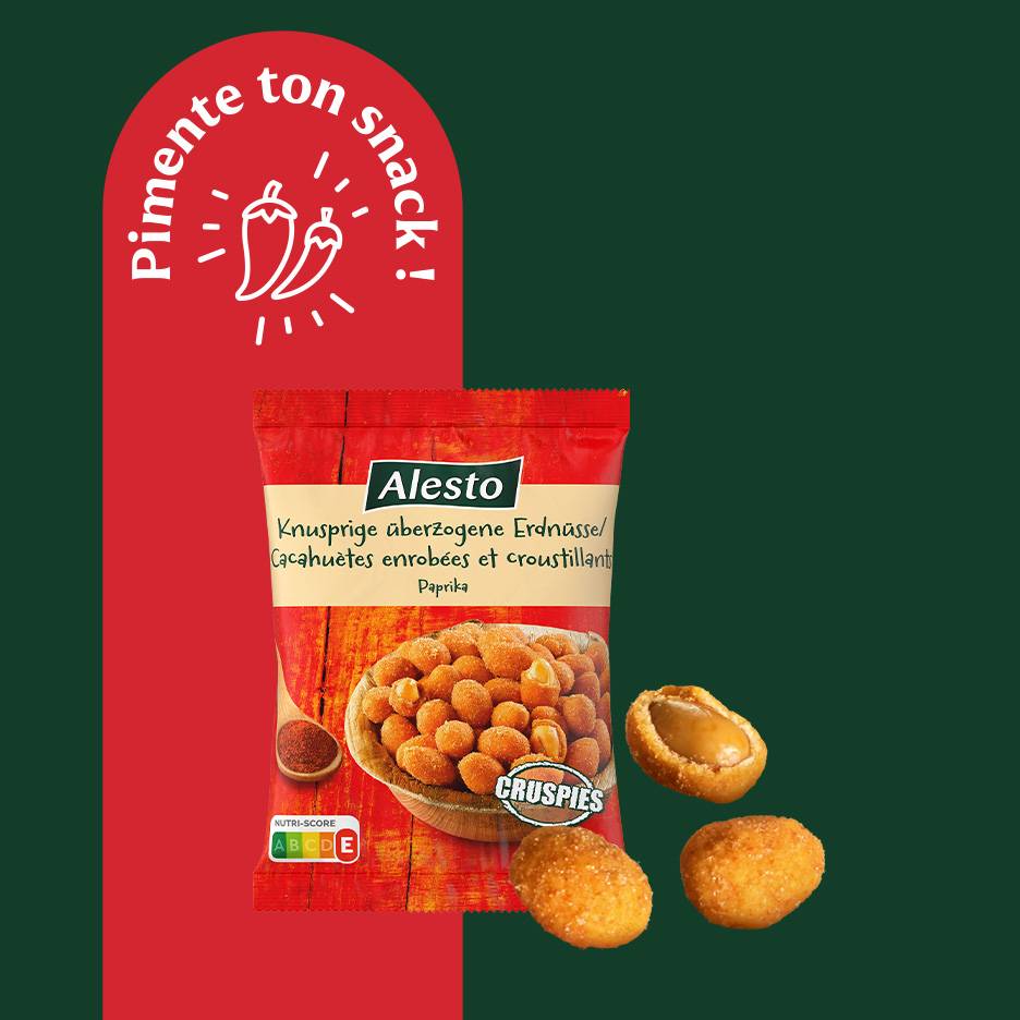 Un sachet de cacahuètes enrobées au paprika, avec des cacahuètes individuelles et le texte 'Pimente ton snack!'.