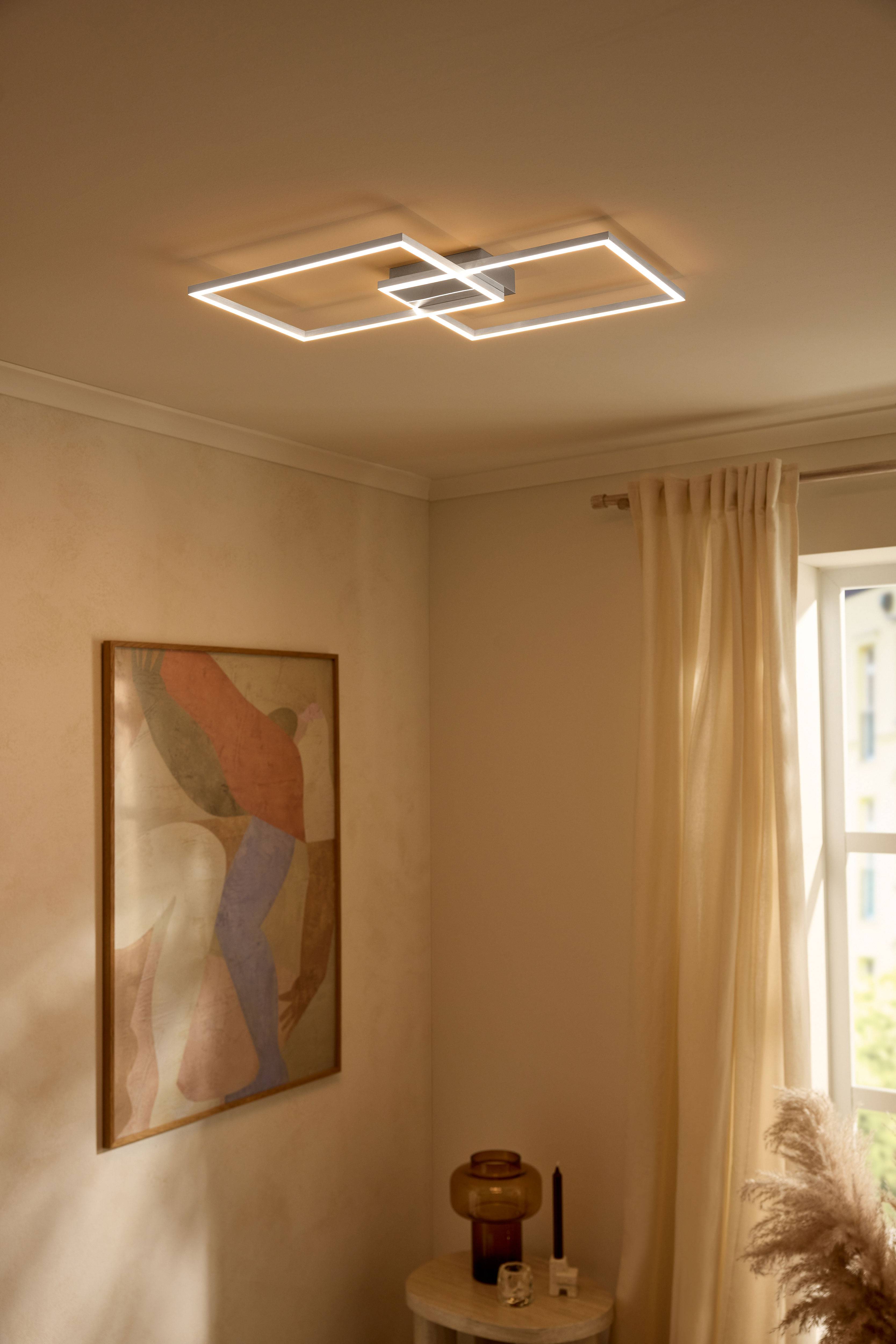 Moderne LED-Deckenleuchte in rechteckigen Formen, die einen beigen Raum beleuchtet.