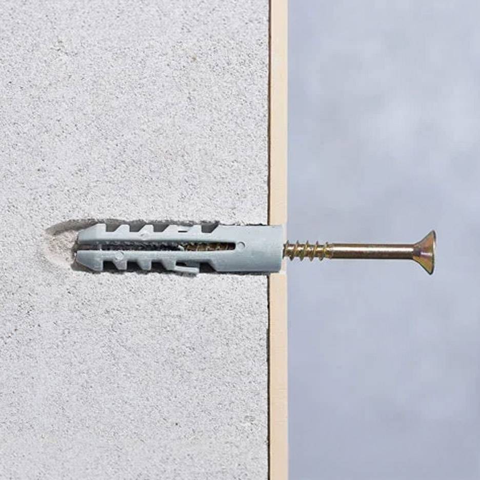 Vis de perçage et cheville murale dans un mur en béton