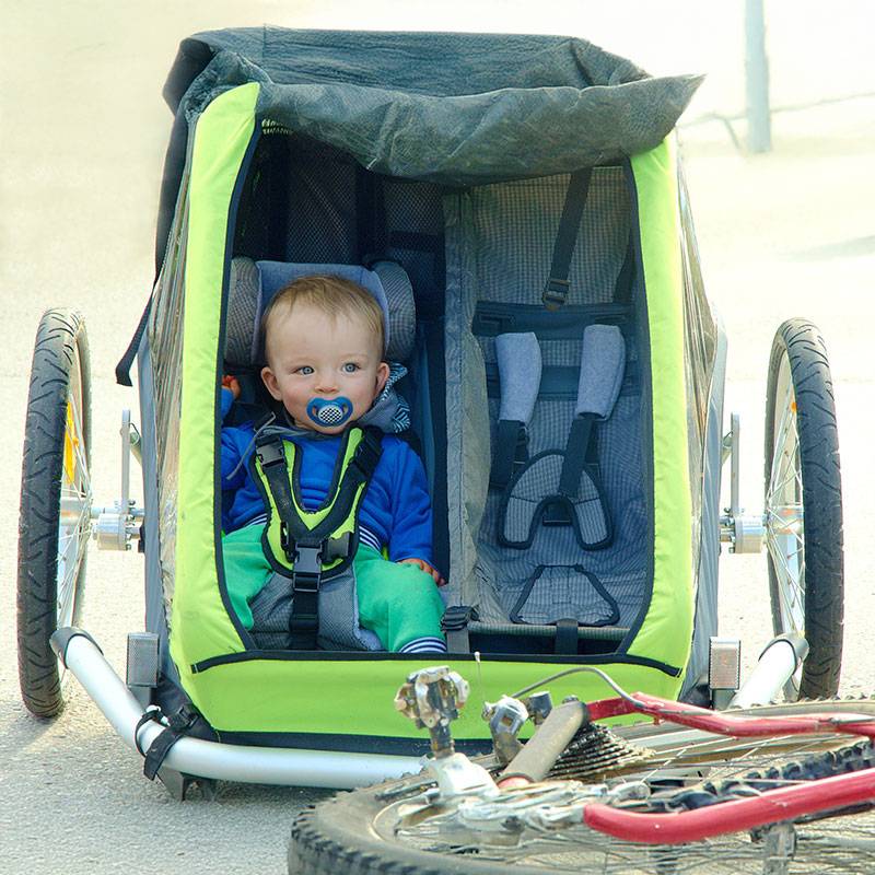 Baby in einem Fahrradanhänger.