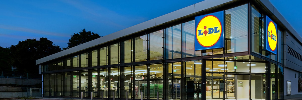 Lidl-Supermarkt mit Lebensmitteln und Getränken.
