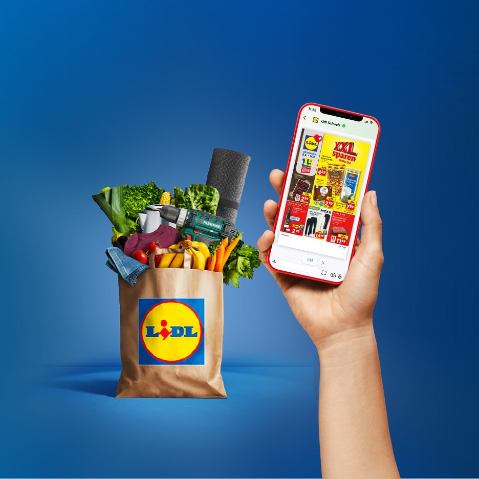 Eine Lidl-Einkaufstasche voller Lebensmittel und Haushaltswaren, mit einem Smartphone, das die Lidl-App anzeigt.