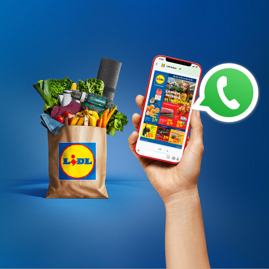 Lidl-Einkaufstasche mit Lebensmitteln, Werkzeugen und Kleidung, daneben ein Smartphone mit Lidl-App und WhatsApp-Symbol.