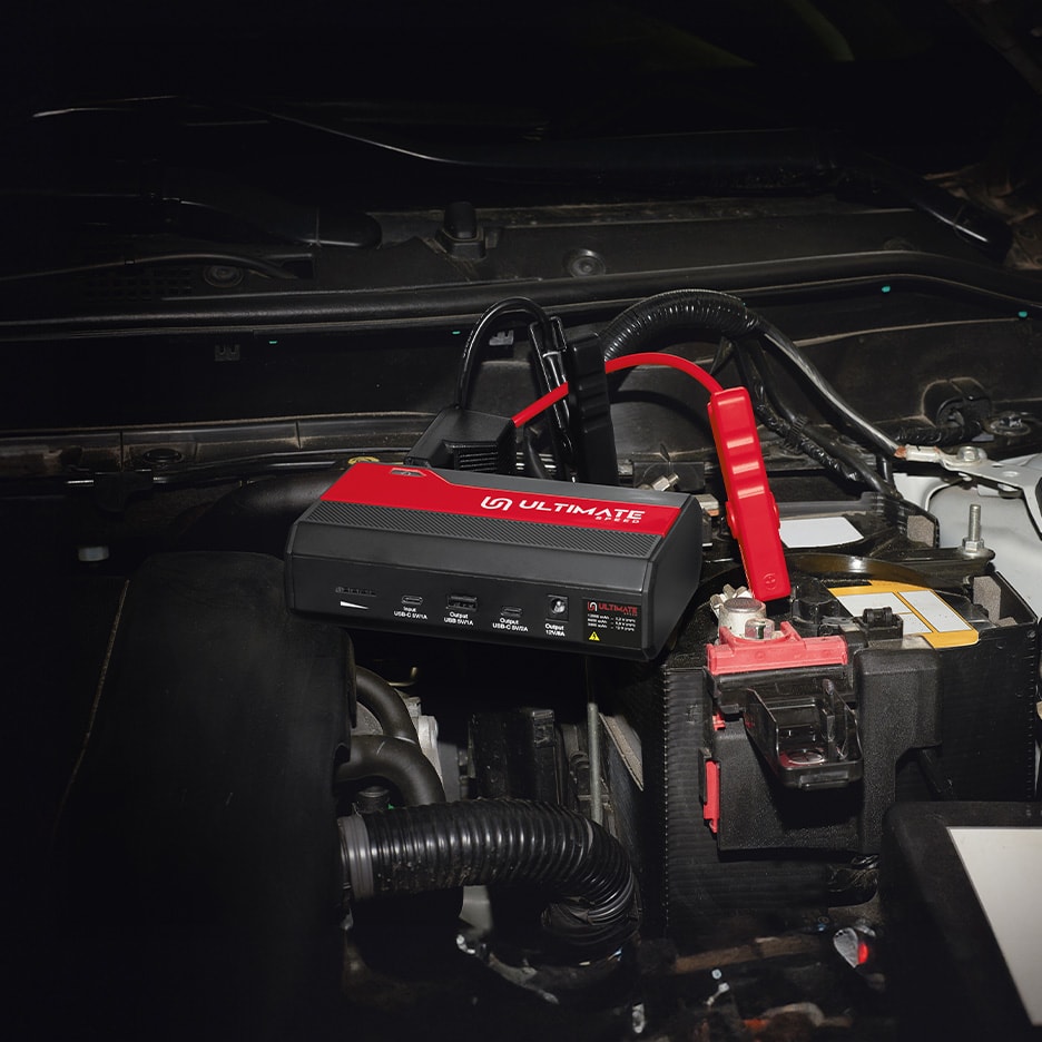 Ultimate Starthilfegerät an eine Autobatterie angeschlossen.
