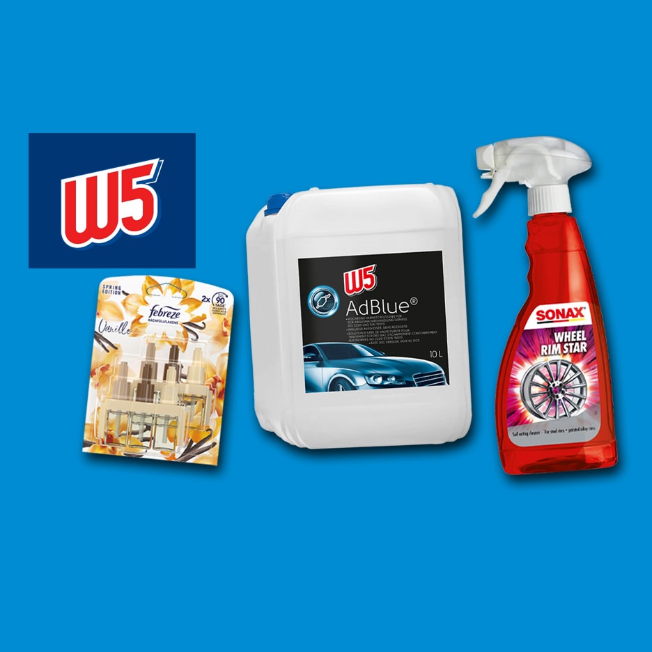 Tanica di AdBlue, deodorante per ambienti e detergente per cerchioni su sfondo blu.