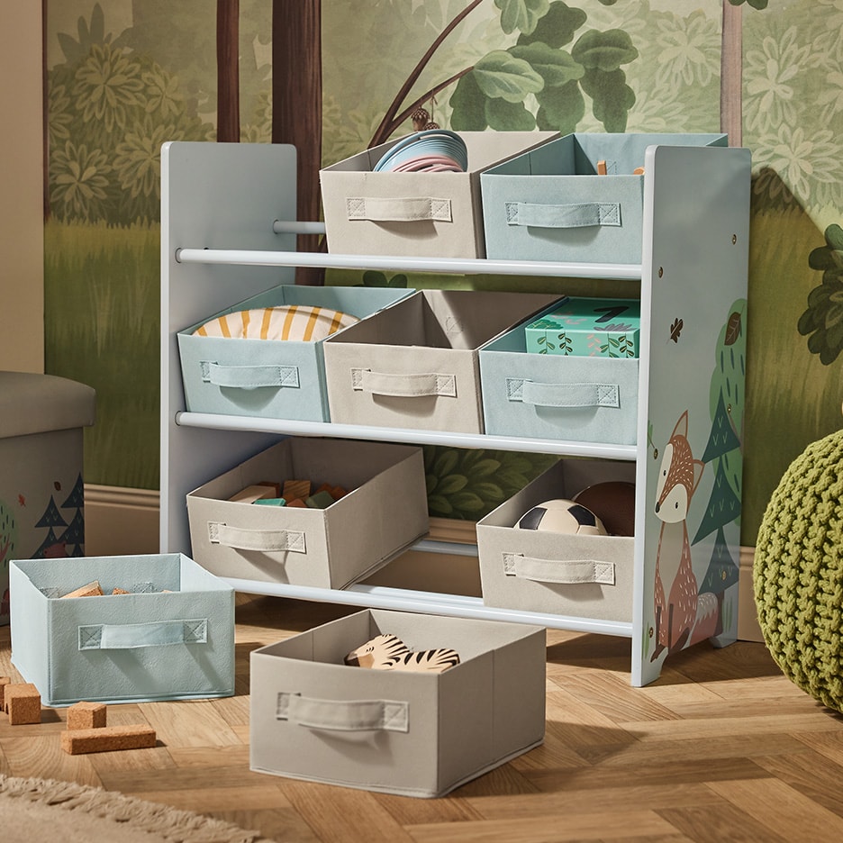 Kinder-Aufbewahrungseinheit mit hellblauen und beigefarbenen Stoffboxen, mit Waldtier-Design.