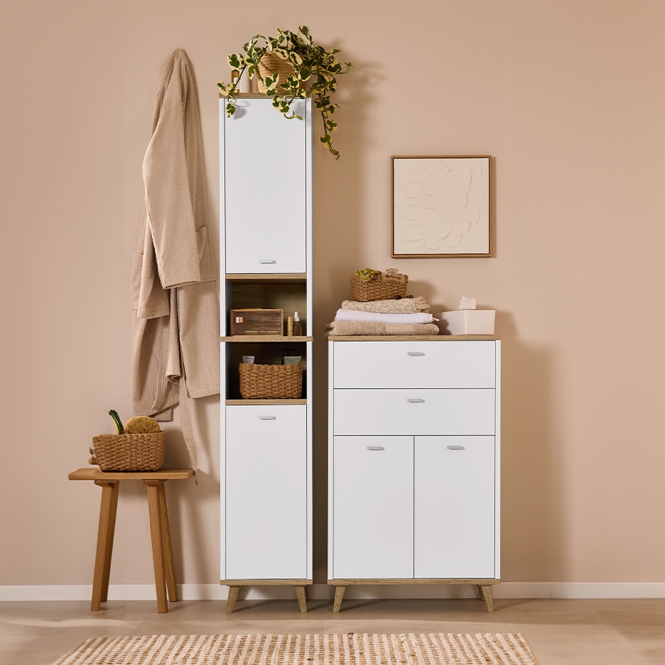 Weiße und holzfarbene Badezimmerschränke mit Bademantel und Pflanzen, moderner Stil.