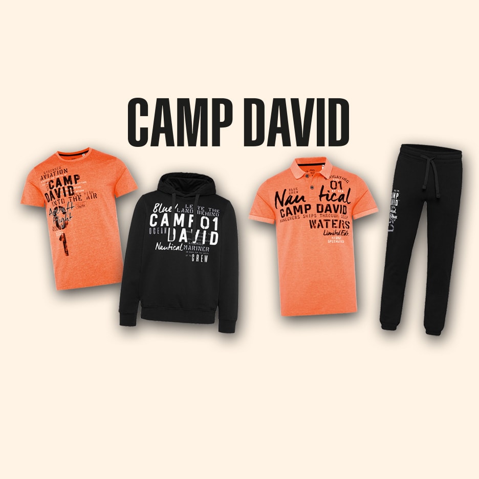 Freizeitkleidung für Herren: zwei orangefarbene T-Shirts, ein schwarzer Hoodie und eine schwarze Hose.