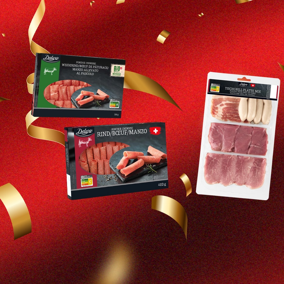 Deluxe Fleischsortiment für Fondue Chinoise und Grillplatte, auf festlichem rotem Hintergrund.